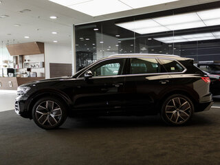 2026 Volkswagen Touareg III Рестайлинг, чёрный, 13000000 рублей, вид 2