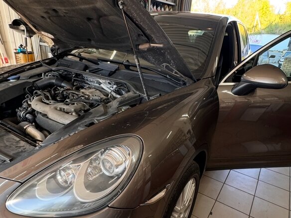 2010 Porsche Cayenne Diesel II (958), коричневый, 2300000 рублей - вид 3