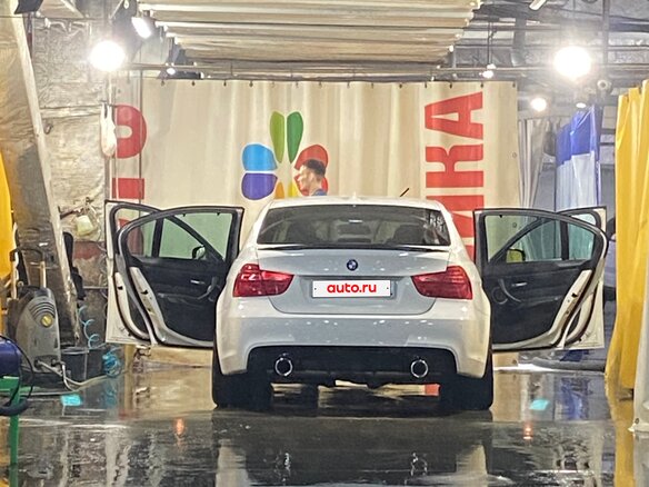 2010 BMW 3 серии 330i V (E90/E91/E92/E93) Рестайлинг, белый, 3000000 рублей - вид 16