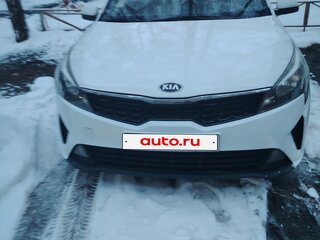 2021 Kia Rio IV Рестайлинг, белый, 1200000 рублей, вид 1