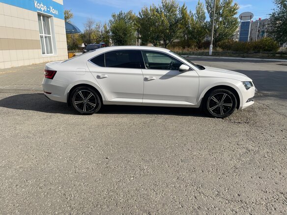 2019 Skoda Superb III, белый, 1850000 рублей - вид 2