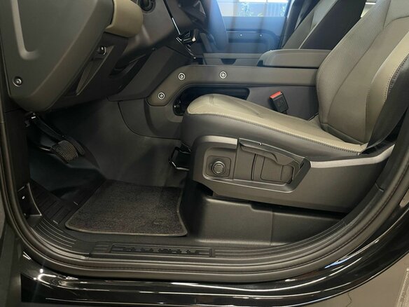 Купить б/у Land Rover Defender II 110 3.0d AT (249 л.с.) 4WD дизель ...