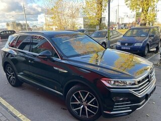 2020 Volkswagen Touareg III, чёрный, 5500000 рублей, вид 3