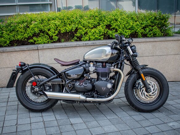 2021 Triumph Bonneville Bobber, чёрный, 1250000 рублей - вид 5