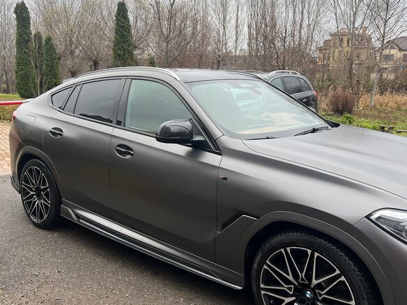 2021 BMW X6 40i III (G06), серый, 7850000 рублей - вид 1