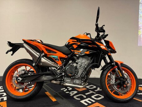 2023 KTM 890 Duke GP, оранжевый, 899000 рублей, вид 2
