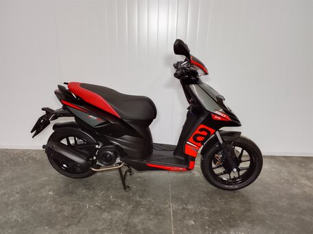 2025 Aprilia SR 125, чёрный, 243000 рублей, вид 4