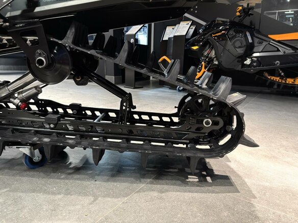 2025 BRP Ski-Doo Summit 850, чёрный, 2990000 рублей - вид 10