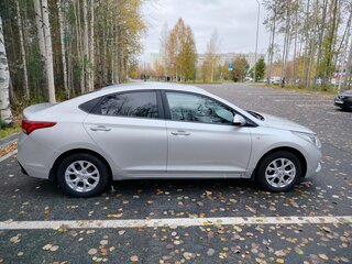 2017 Hyundai Solaris II, серебристый, 990000 рублей, вид 2