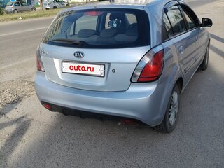 2010 Kia Rio II Рестайлинг, серебристый, 650000 рублей, вид 3