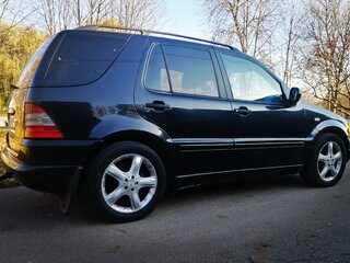 1999 Mercedes-Benz M-Класс 430 I (W163), чёрный, 650000 рублей, вид 3