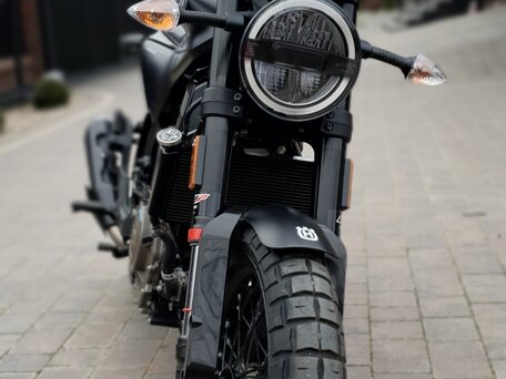 2022 Husqvarna Svartpilen 401, чёрный, 579953 рублей, вид 1