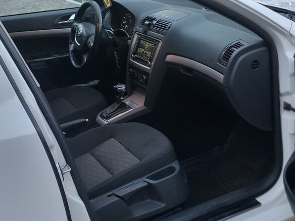 2013 Skoda Octavia II (A5) Рестайлинг, белый, 1190000 рублей - вид 14