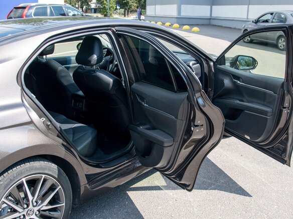 2022 Toyota Camry VIII (XV70) Рестайлинг, коричневый, 5600000 рублей - вид 16