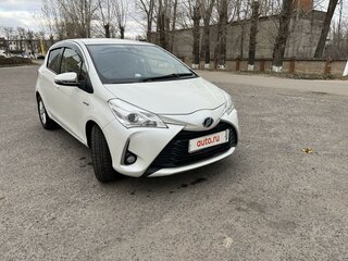 2017 Toyota Vitz III (XP130) Рестайлинг, белый, 1050000 рублей, вид 2