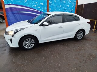 2021 Kia Rio IV Рестайлинг, белый, 1500000 рублей, вид 3