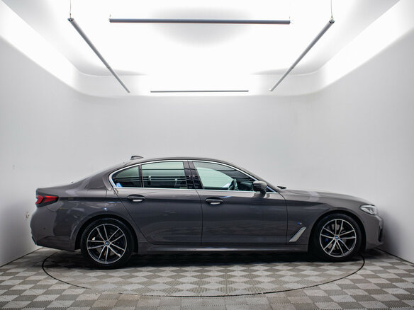 2020 BMW 5 серии 520i VII (G30/G31/G38) Рестайлинг, серый - вид 3