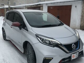 2018 Nissan Note Nismo e-Power II Рестайлинг, серебристый, 1100000 рублей, вид 2