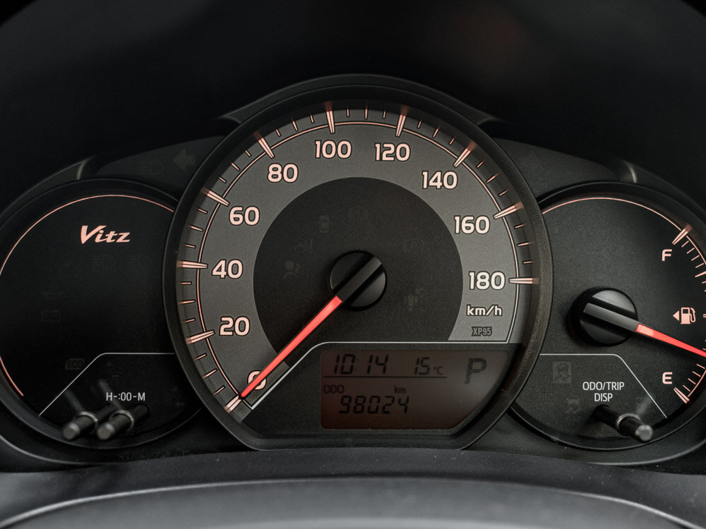 Купить Toyota Vitz 1.0 CVT (69 л.с.), 2019 в Екатеренбурге