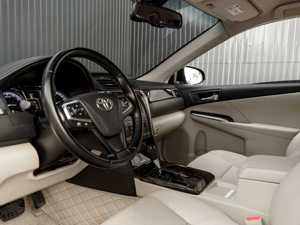 Купить Toyota Camry 2.5 AT (181 л.с.), 2015 в Екатеренбурге
