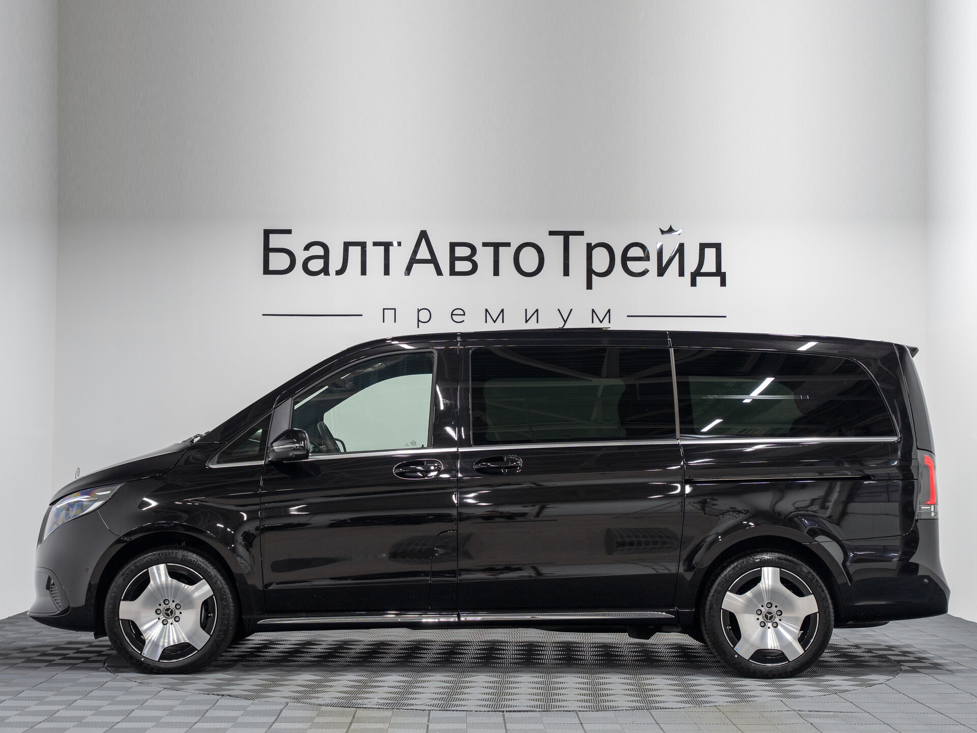 Автомобиль Mercedes-Benz V-Класс 300 d длинный 2.0d AT (237 л.с.) 4WD - 11
