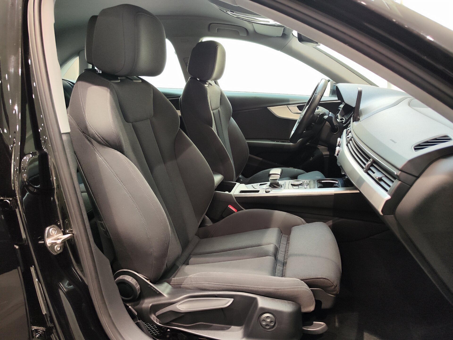 Автомобиль Audi A4 2.0 AMT (190 л.с.) - 11