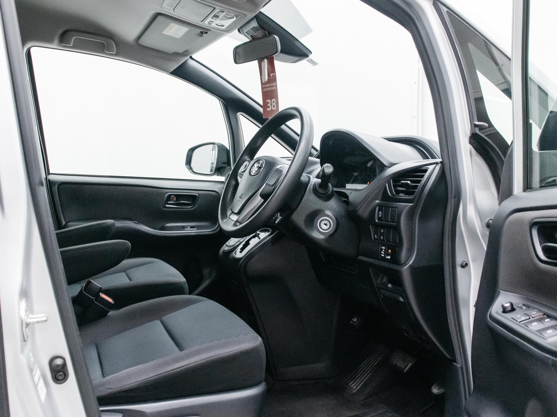 Toyota Noah 2018 17