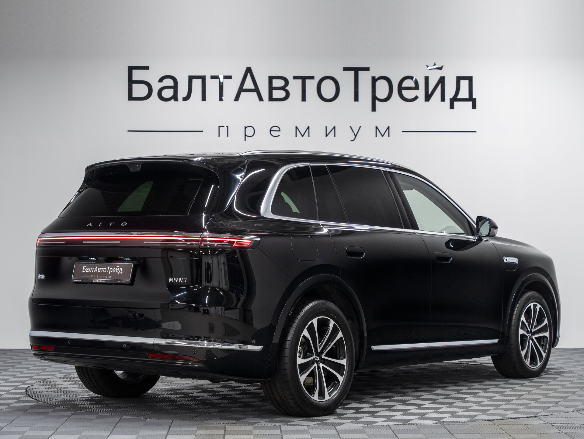 Автомобиль Aito M7 53.4 kWh 1.5hyb AT (533 л.с.) 4WD - 7