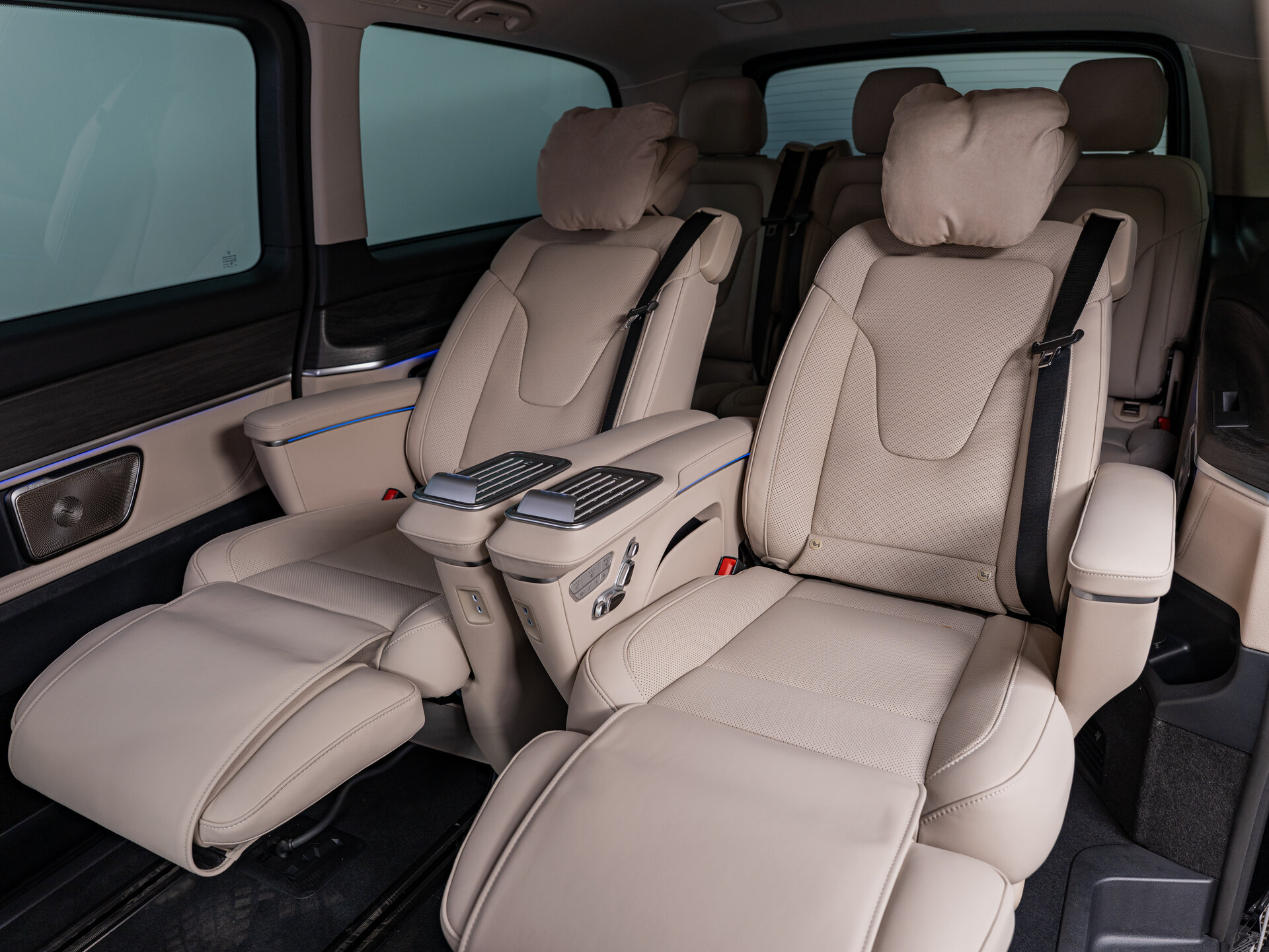 Автомобиль Mercedes-Benz V-Класс 300 d экстра длинный 2.0d AT (237 л.с.) 4WD - 18