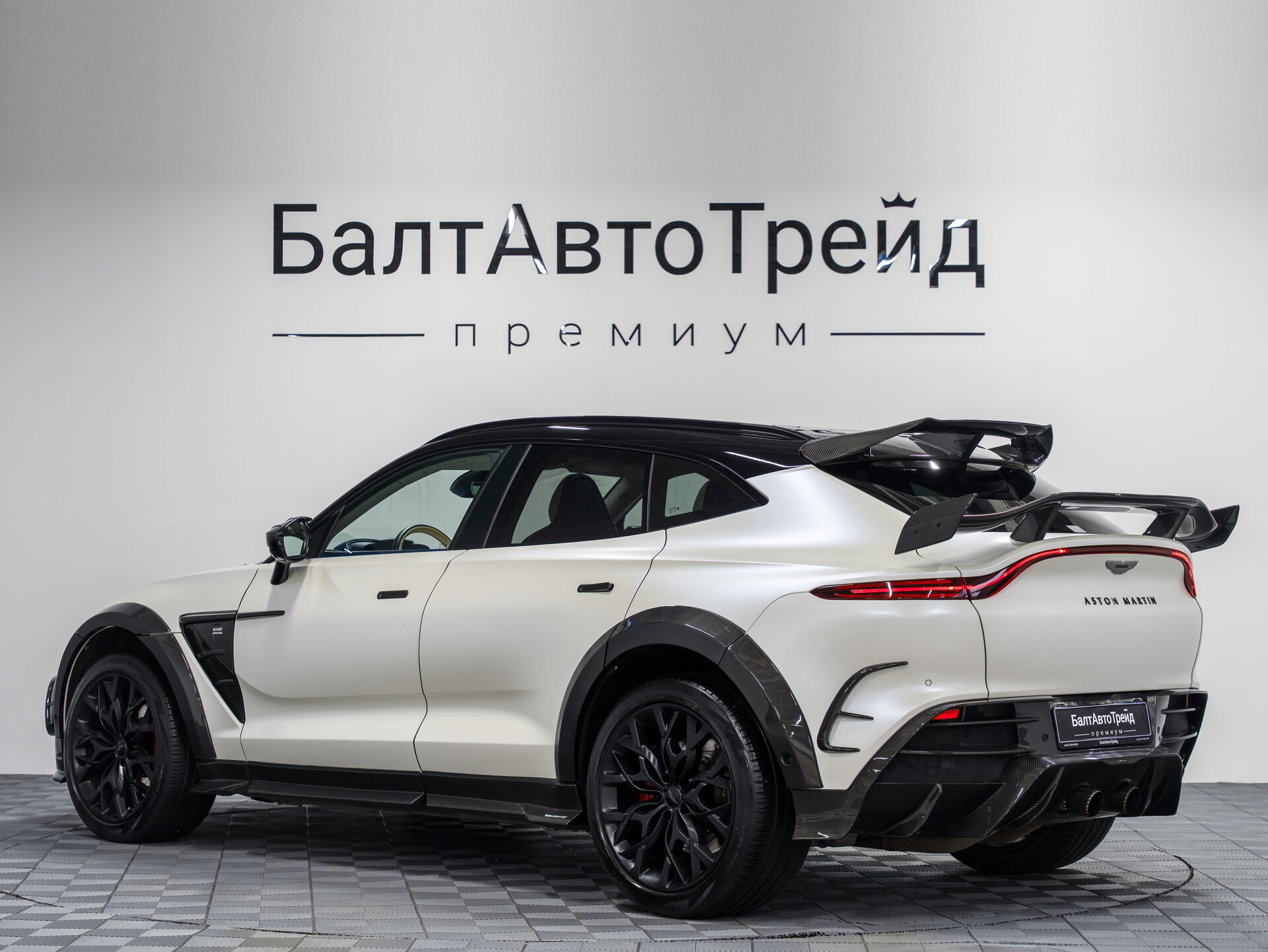 Автомобиль Aston Martin DBX 4.0 AT (550 л.с.) 4WD - 10