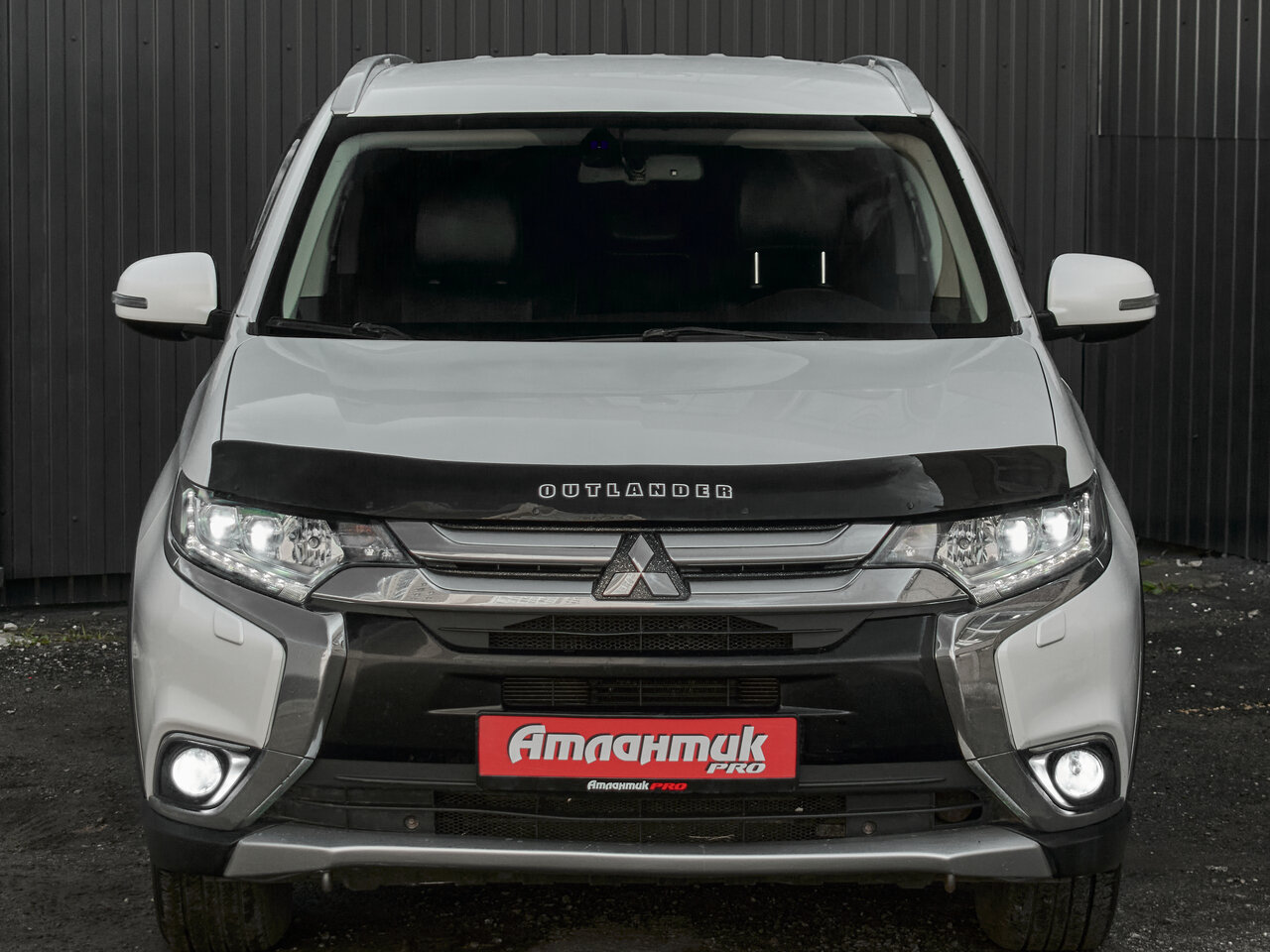 Купить Mitsubishi Outlander 2.4 CVT (167 л.с.) 4WD, 2015 в Екатеренбурге