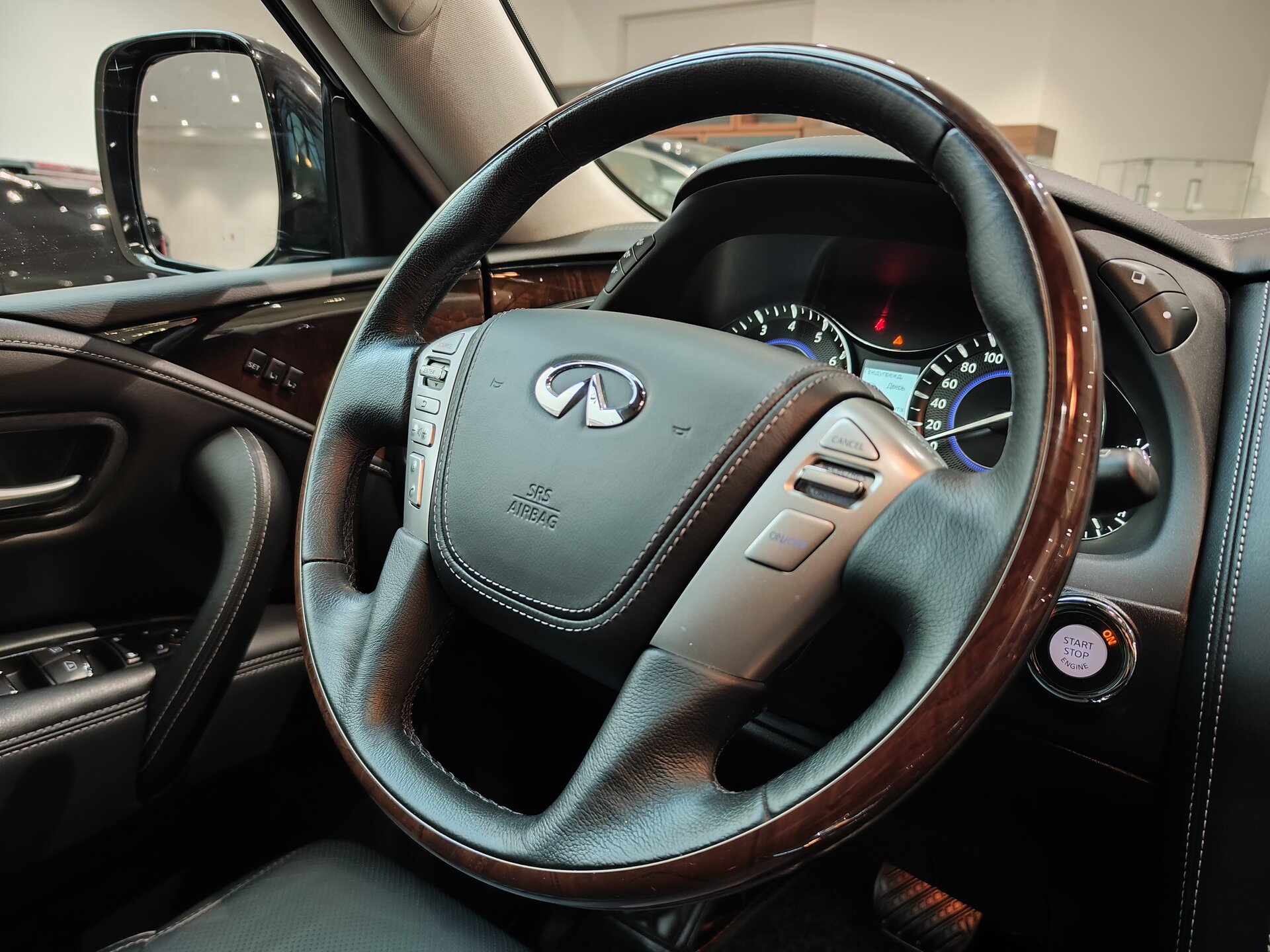Автомобиль Infiniti QX80 5.6 AT (405 л.с.) 4WD - 18