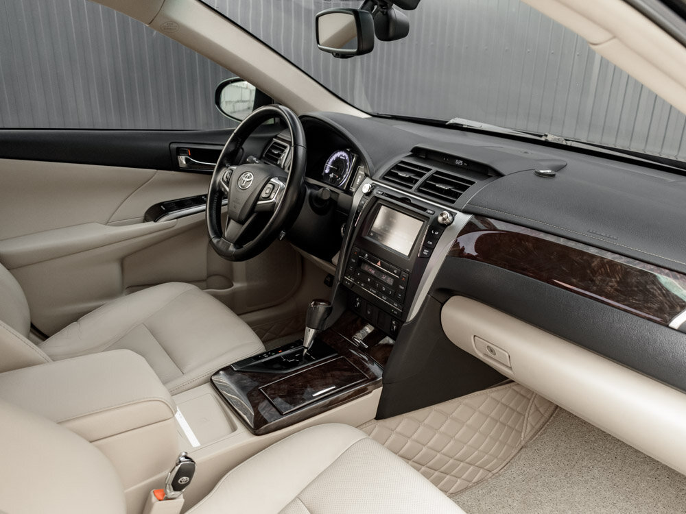 Купить Toyota Camry 2.5 AT (181 л.с.), 2015 в Екатеренбурге