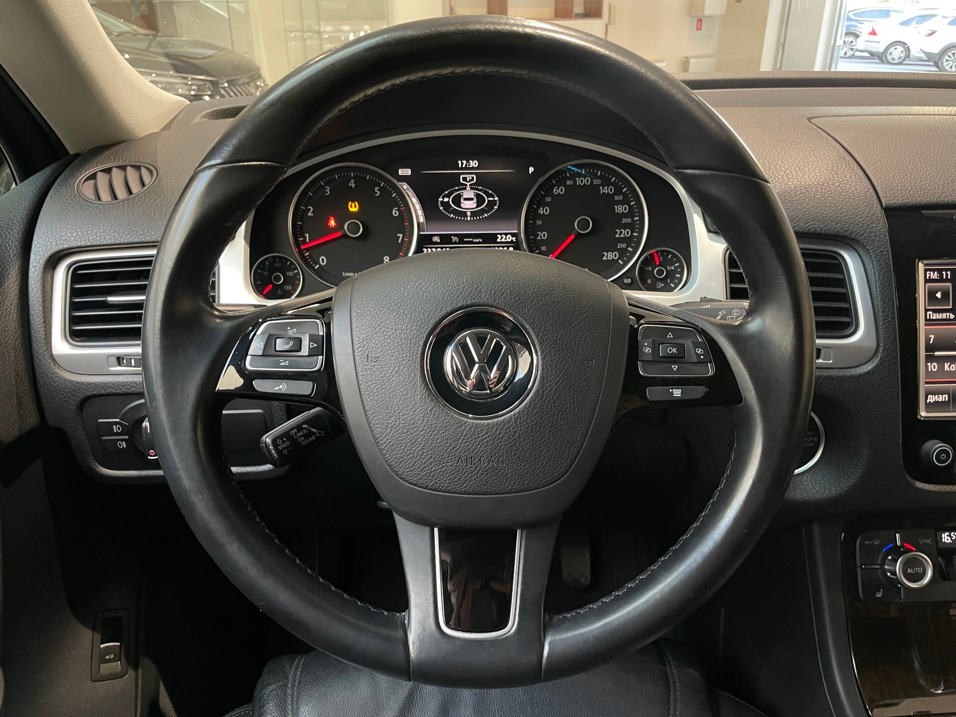Автомобиль Volkswagen Touareg 3.6 AT (249 л.с.) 4WD - 15