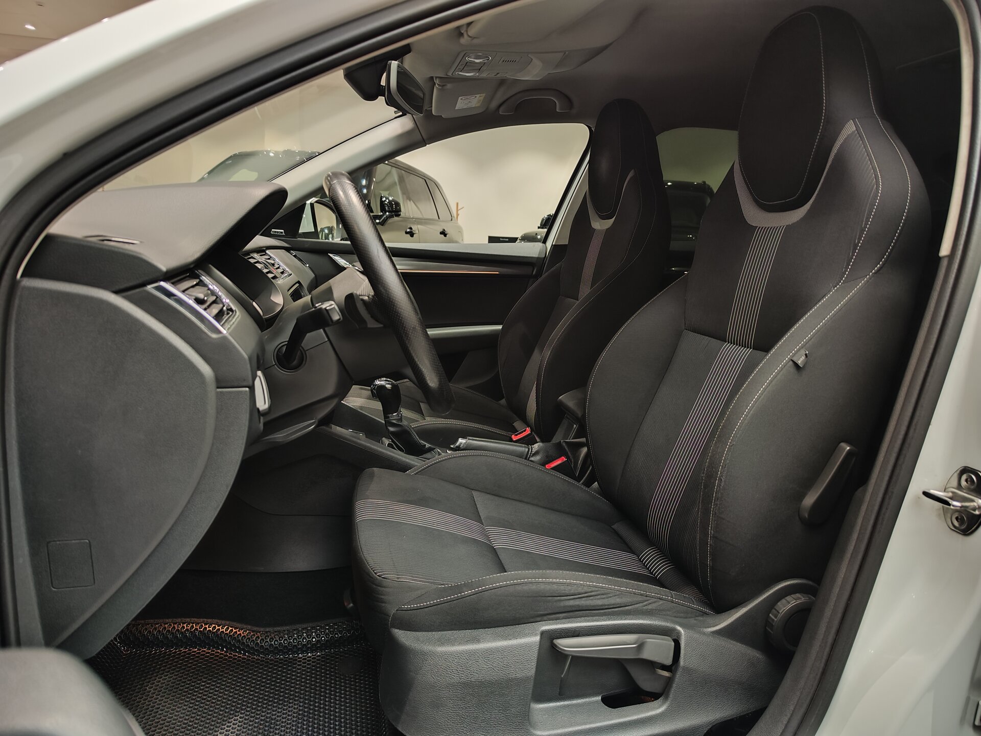 Автомобиль Skoda Octavia 1.8 AMT (180 л.с.) - 8