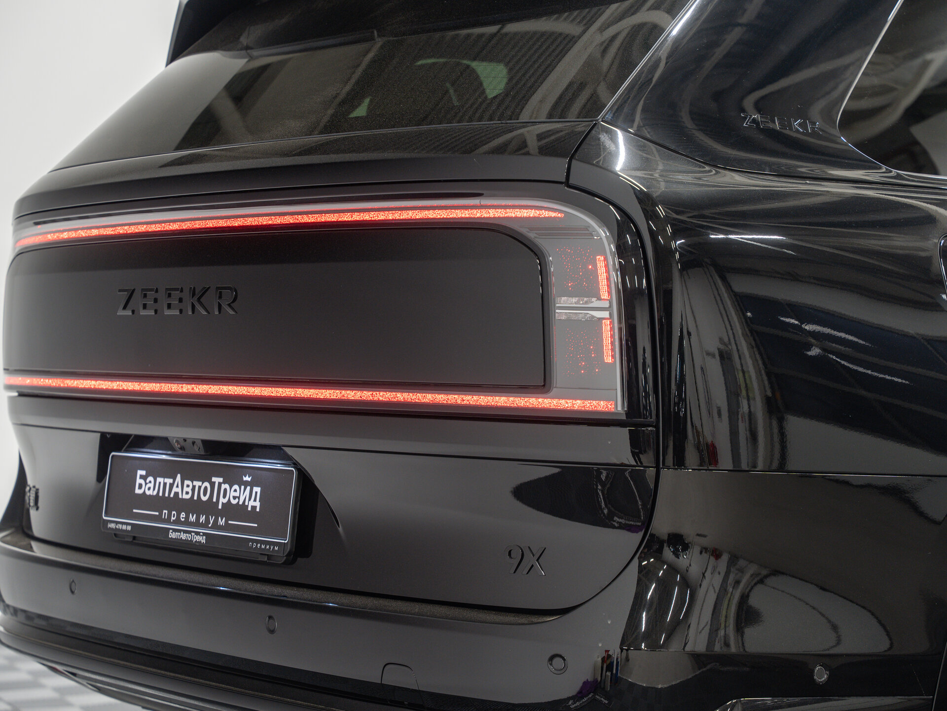 Автомобиль Zeekr 9X 55 kWh (до 3.5 т) 2.0hyb AT (898 л.с.) 4WD - 8