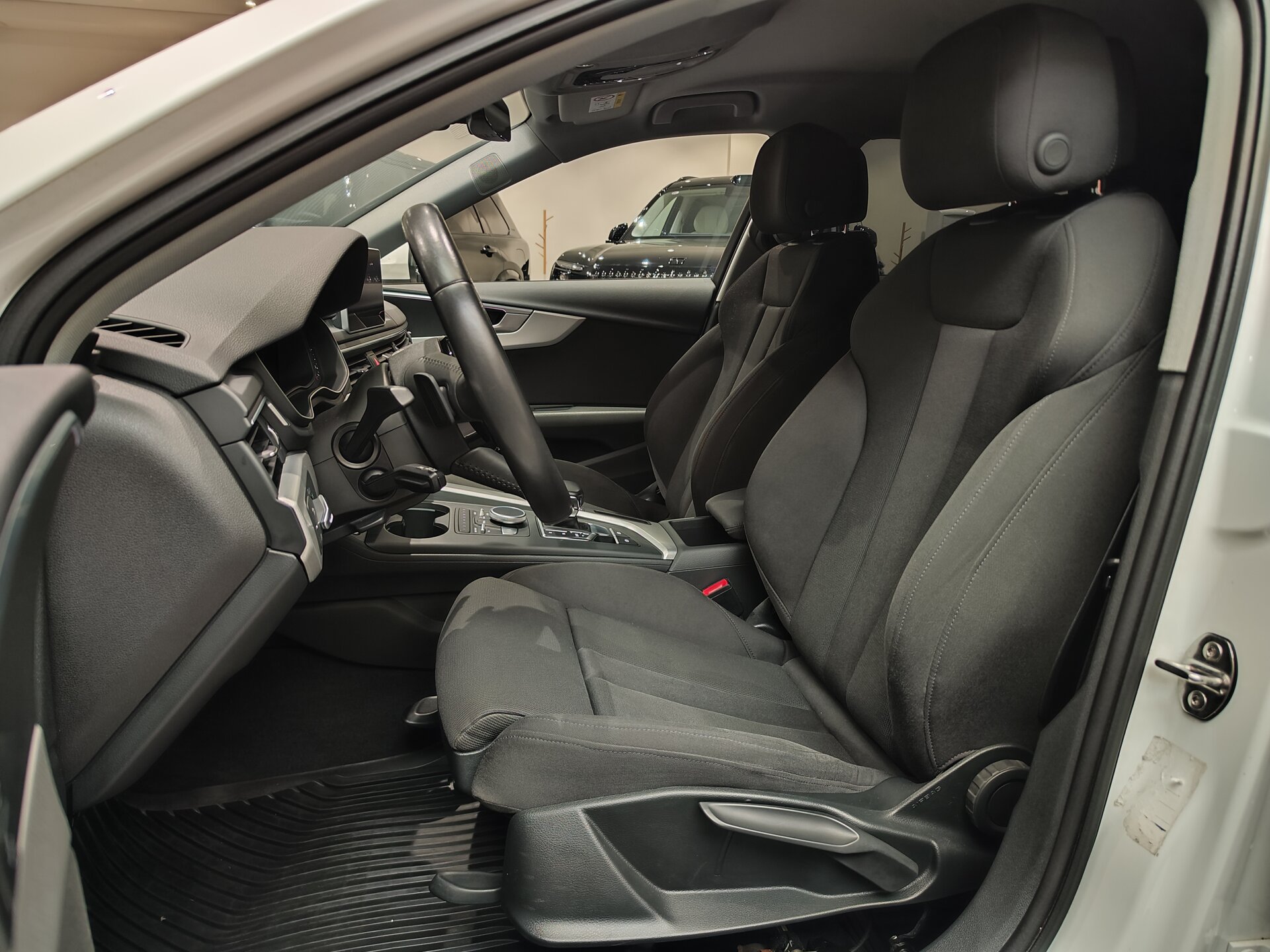 Автомобиль Audi A4 2.0 AMT (249 л.с.) 4WD - 8