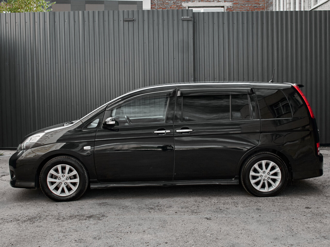 Купить Toyota ISis 1.8 CVT (144 л.с.), 2010 в Екатеренбурге