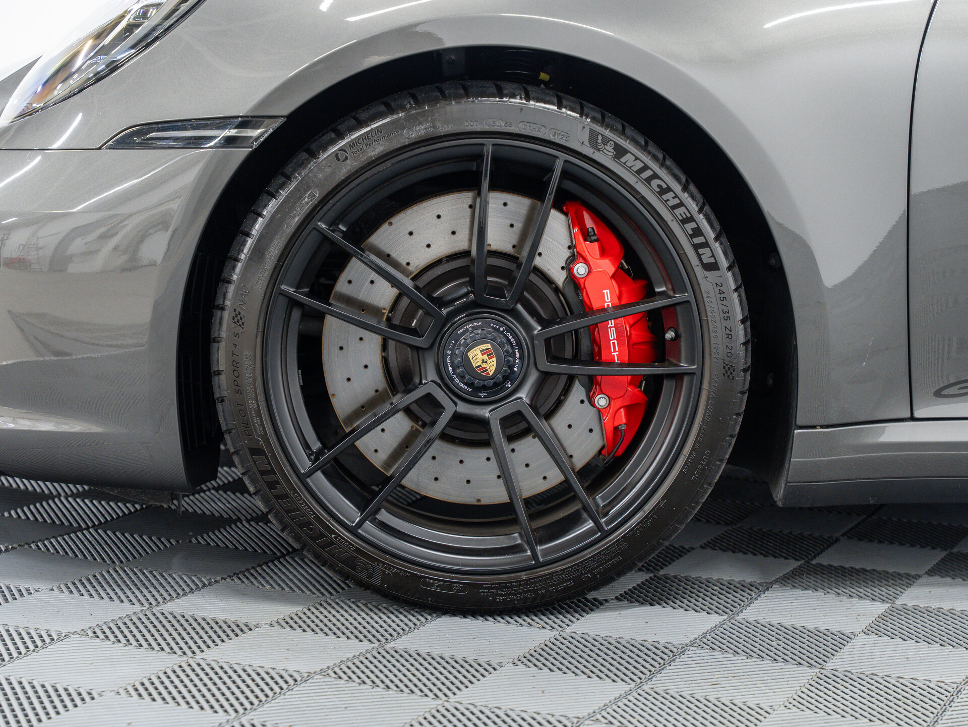 Автомобиль Porsche 911 Carrera 4 GTS 3.0 AMT (480 л.с.) 4WD - 3
