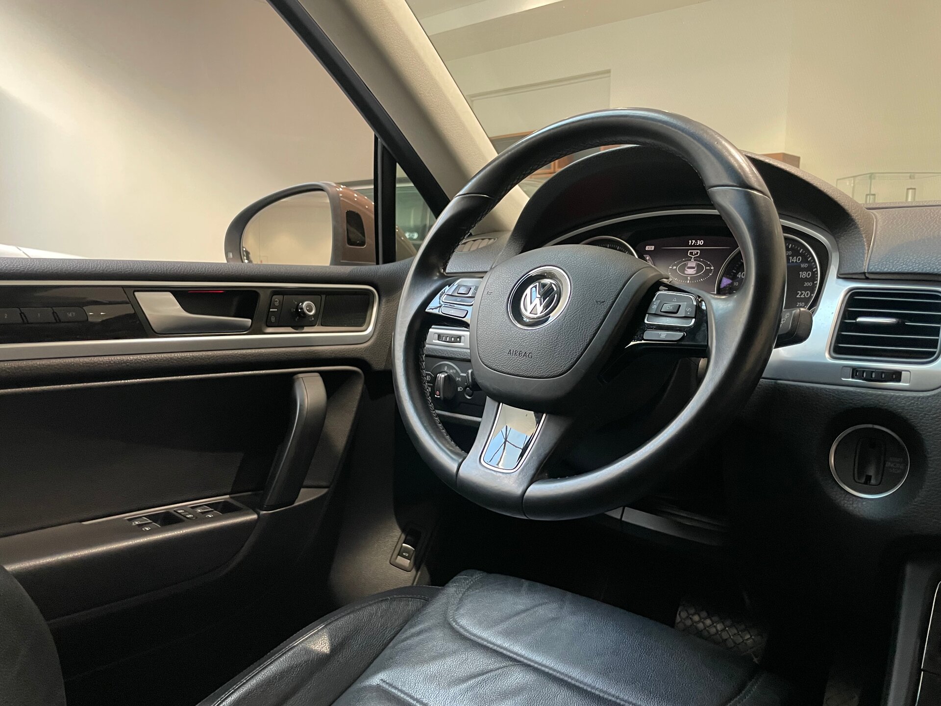 Автомобиль Volkswagen Touareg 3.6 AT (249 л.с.) 4WD - 16