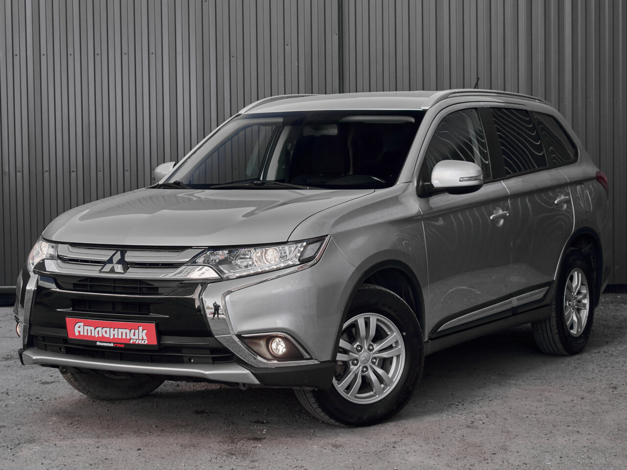 Купить Mitsubishi Outlander 2.0 CVT (146 л.с.) 4WD, 2016 в Екатеренбурге