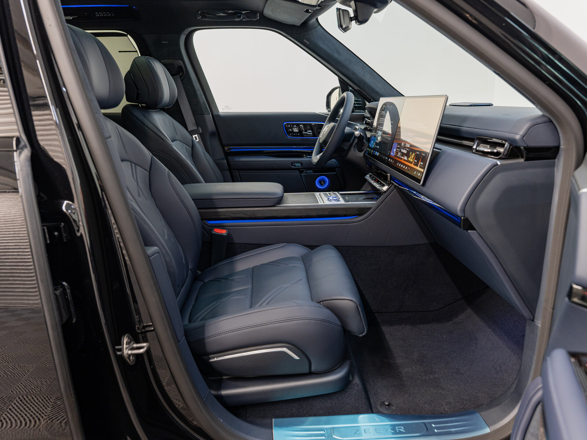 Автомобиль Zeekr 9X 55 kWh (до 3.5 т) 2.0hyb AT (898 л.с.) 4WD - 16