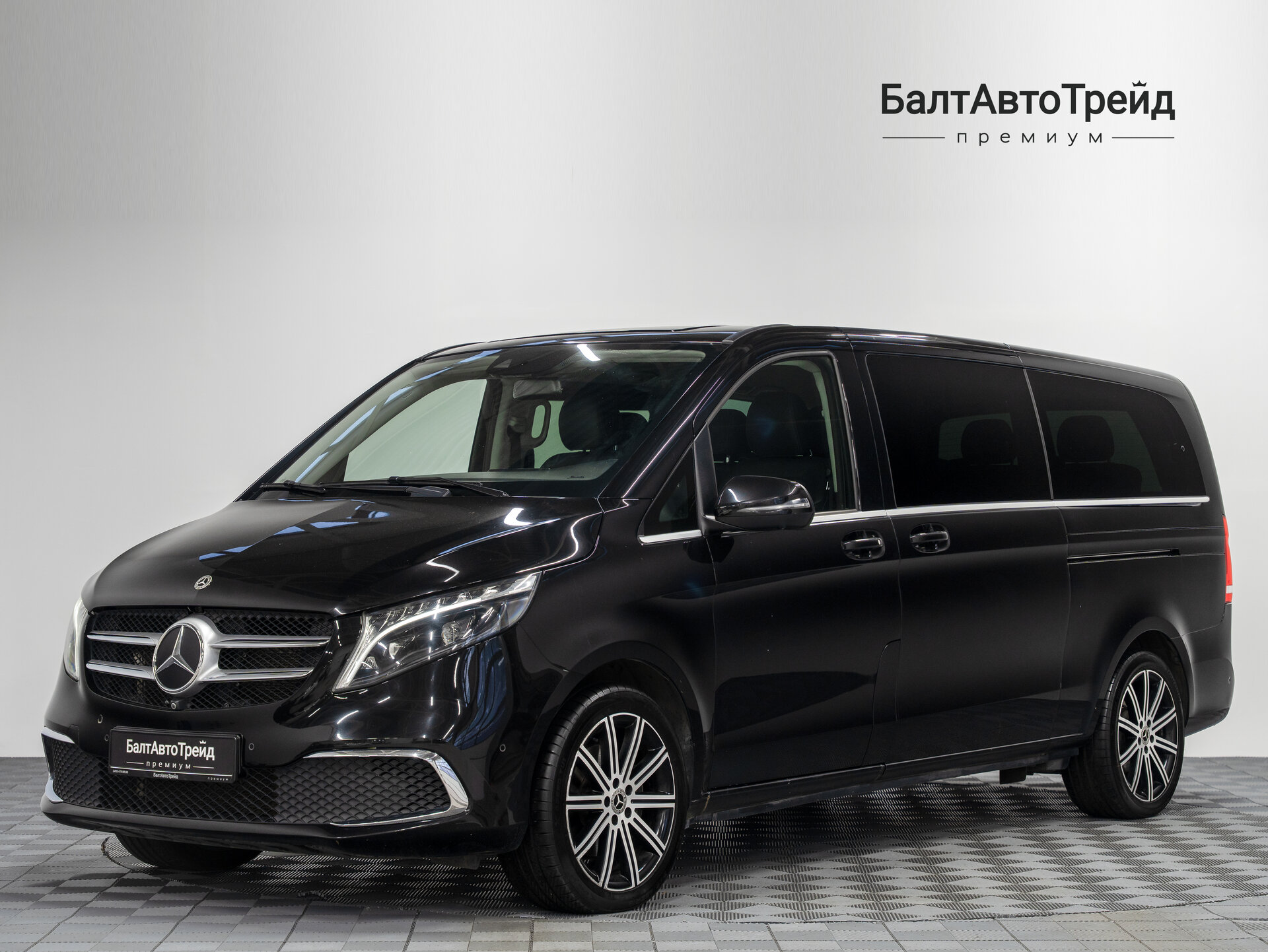 Автомобиль Mercedes-Benz V-Класс 300 d экстра длинный 2.0d AT (237 л.с.) 4WD - 1