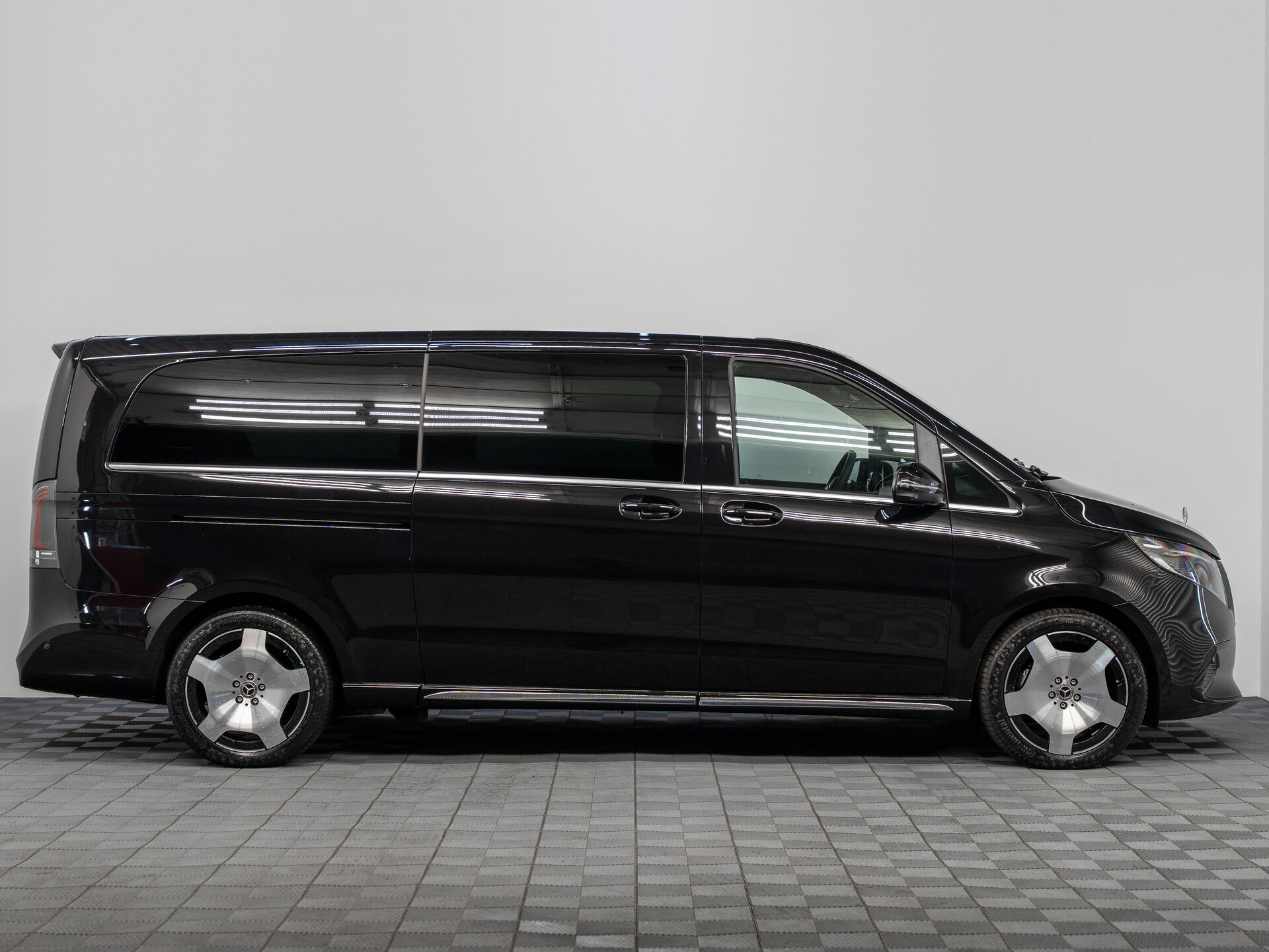 Автомобиль Mercedes-Benz V-Класс 300 d экстра длинный 2.0d AT (237 л.с.) 4WD - 8