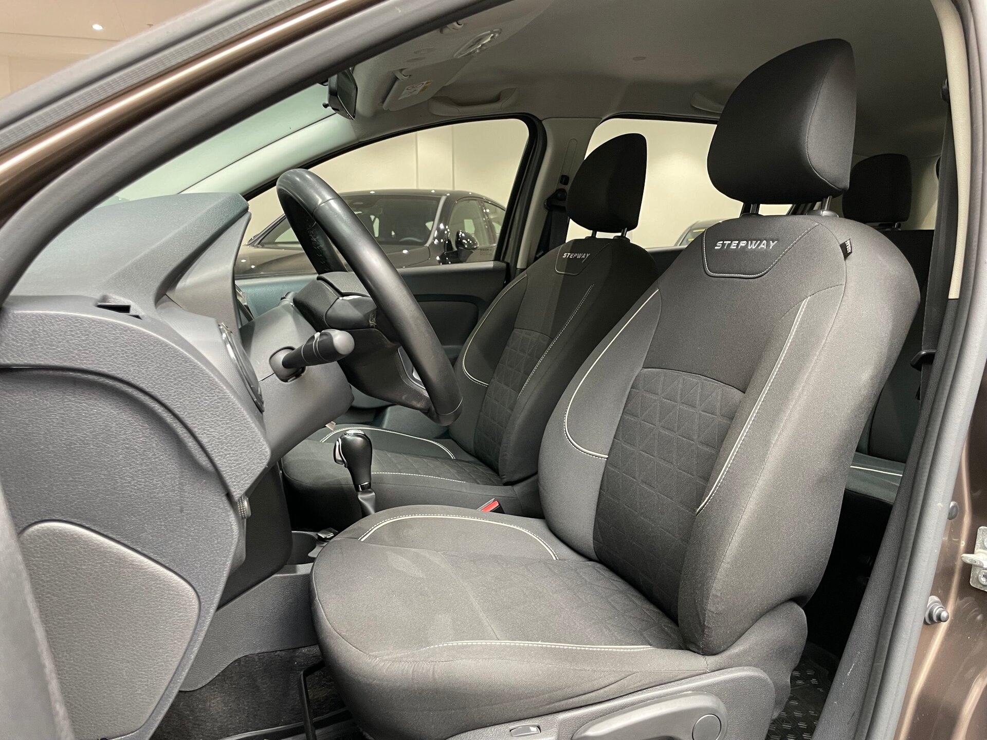 Автомобиль Renault Sandero Stepway 1.6 CVT (113 л.с.) - 8