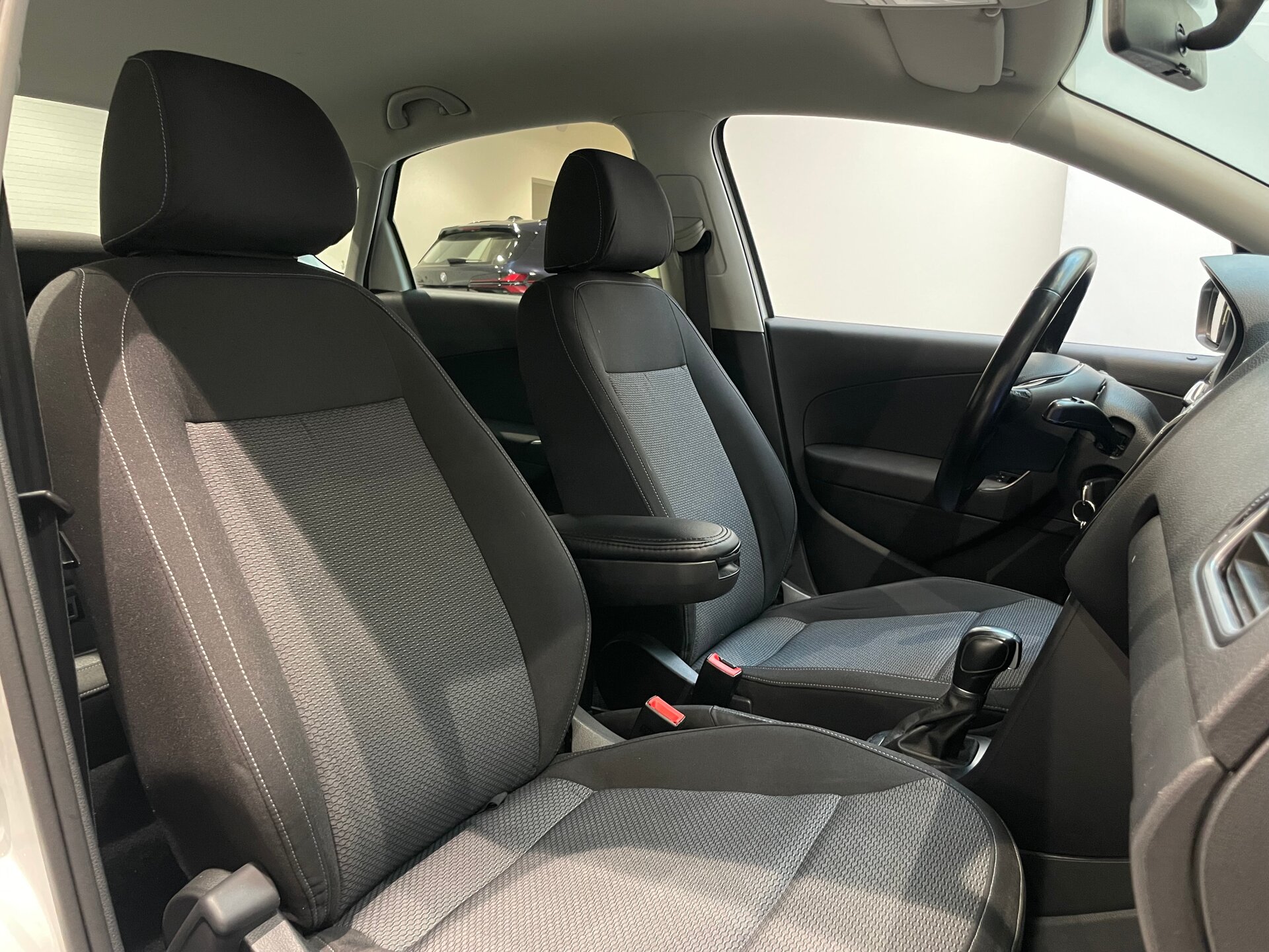Автомобиль Volkswagen Polo 1.6 AT (110 л.с.) - 12