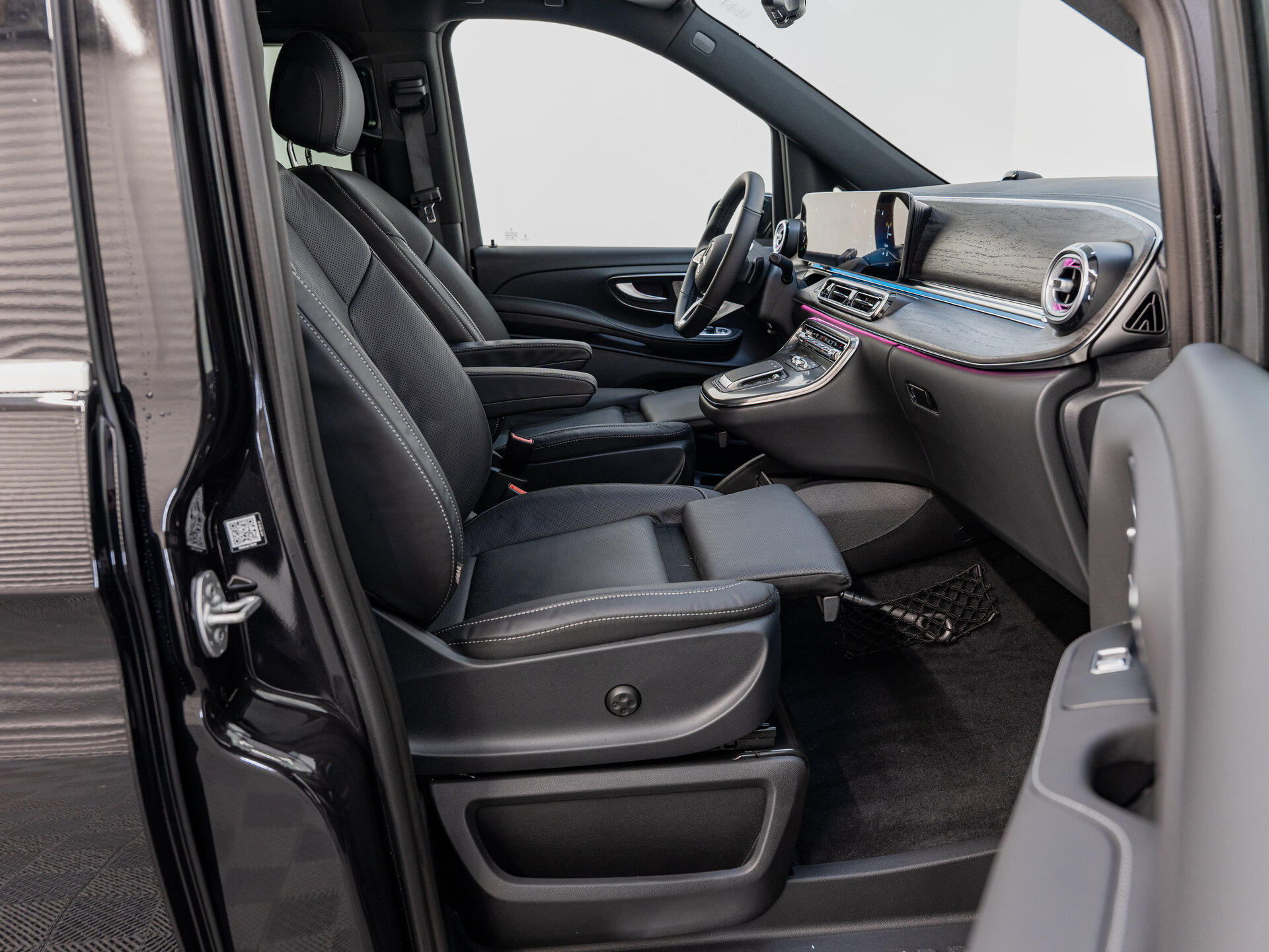 Автомобиль Mercedes-Benz V-Класс 300 d экстра длинный 2.0d AT (237 л.с.) 4WD - 16