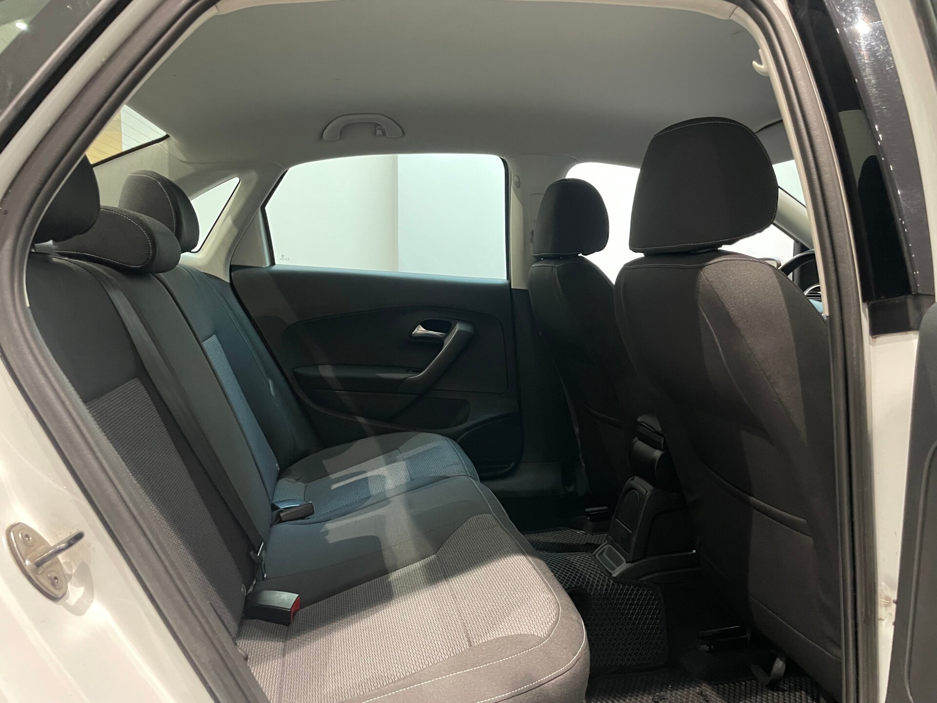 Автомобиль Volkswagen Polo 1.6 AT (110 л.с.) - 10
