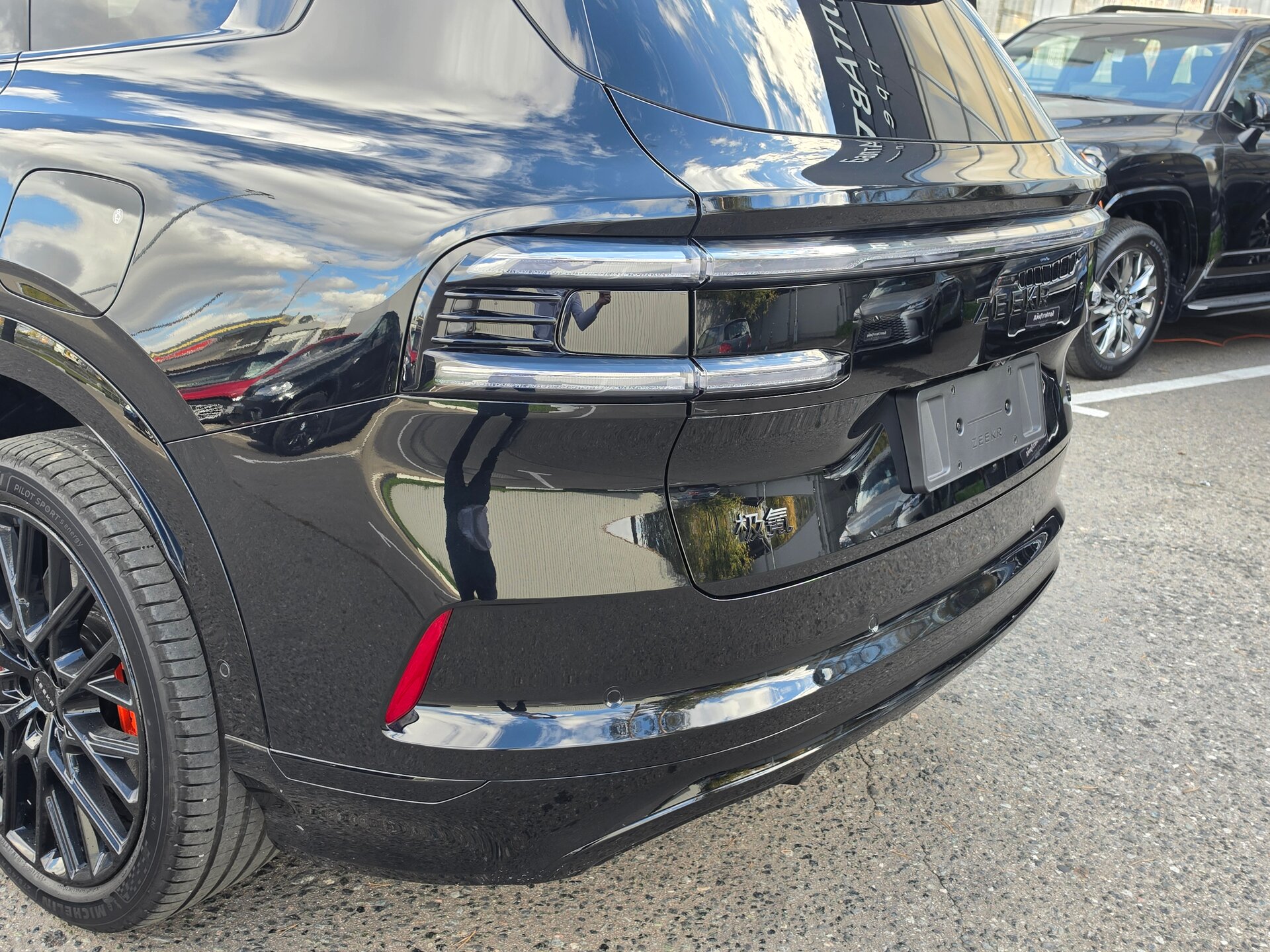 Автомобиль Zeekr 8X 70 kWh 2.0hyb AT (898 л.с.) 4WD - 8
