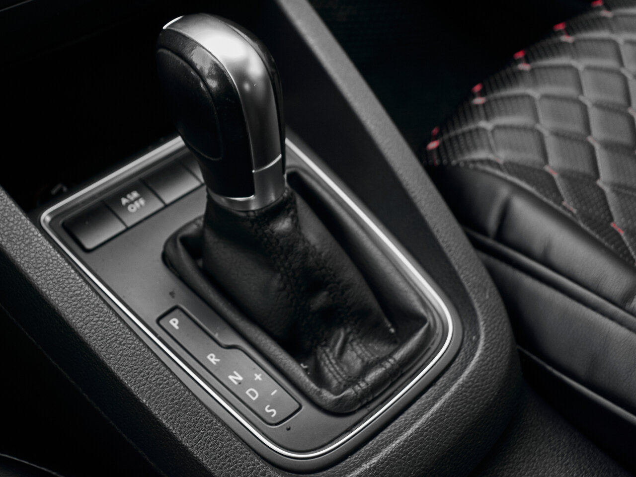 Купить Volkswagen Jetta 1.6 AT (105 л.с.), 2014 в Екатеренбурге